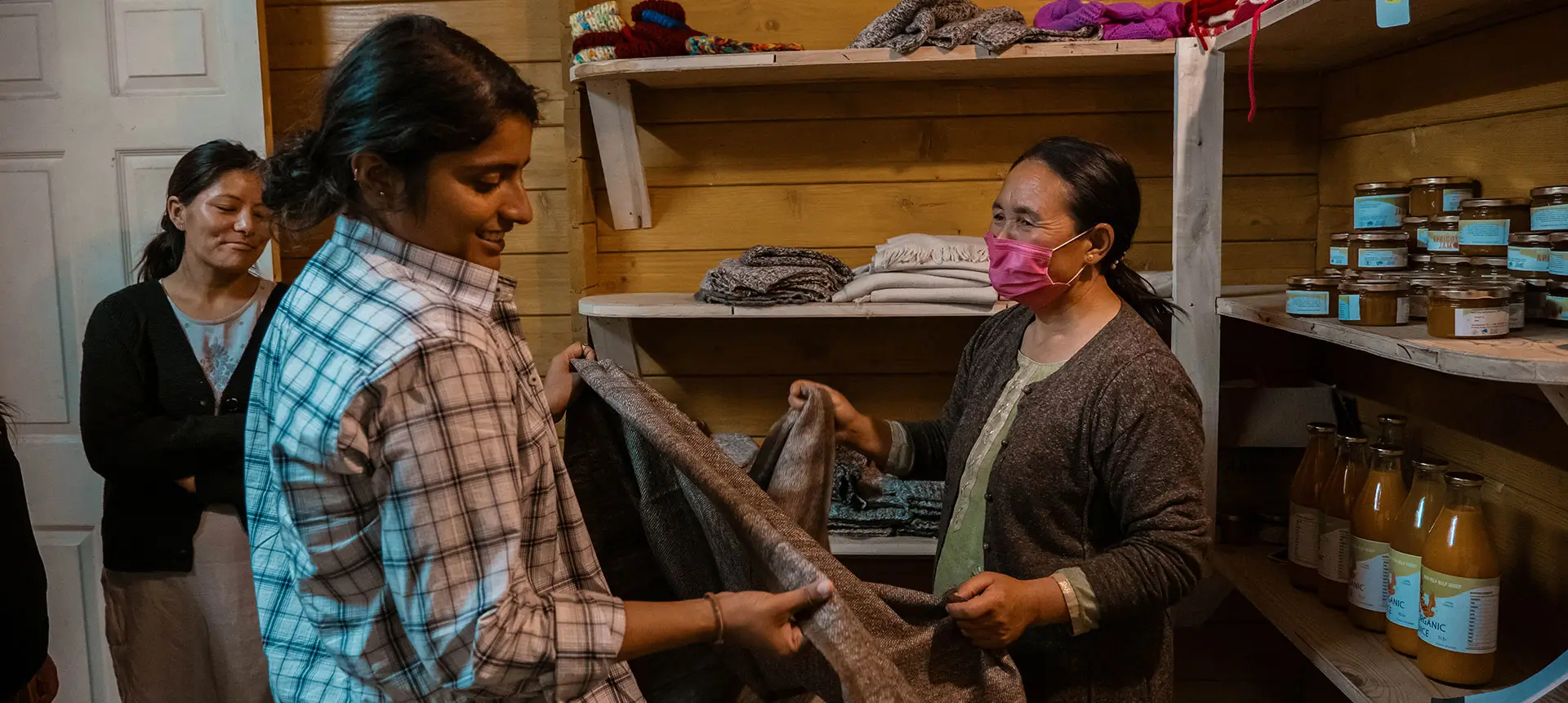 Empowering Communities Through Community Cafes<br />
