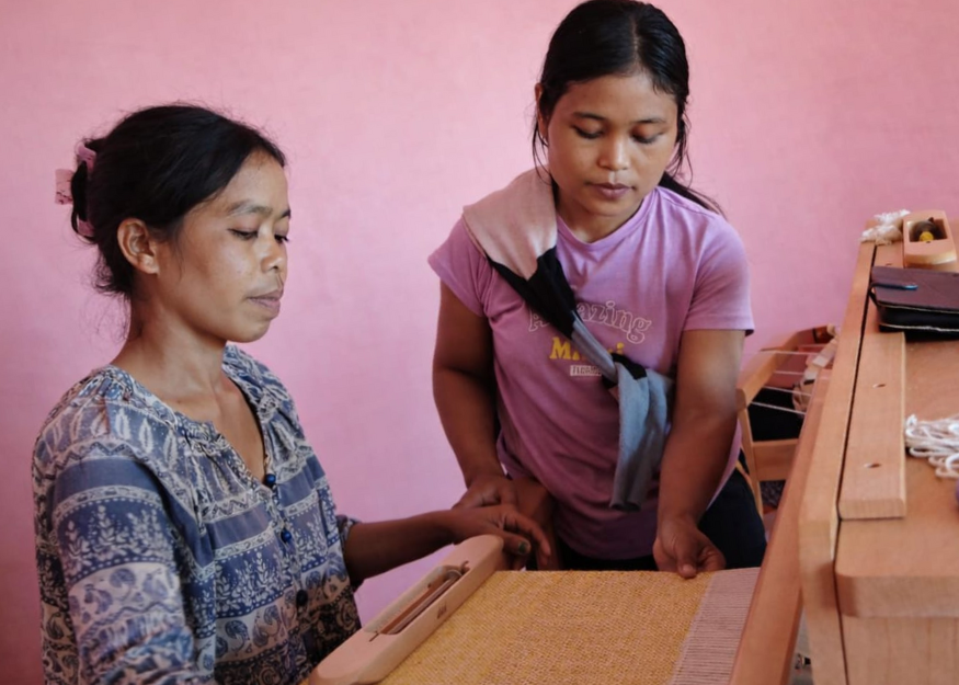 Master trainer guiding the weavers