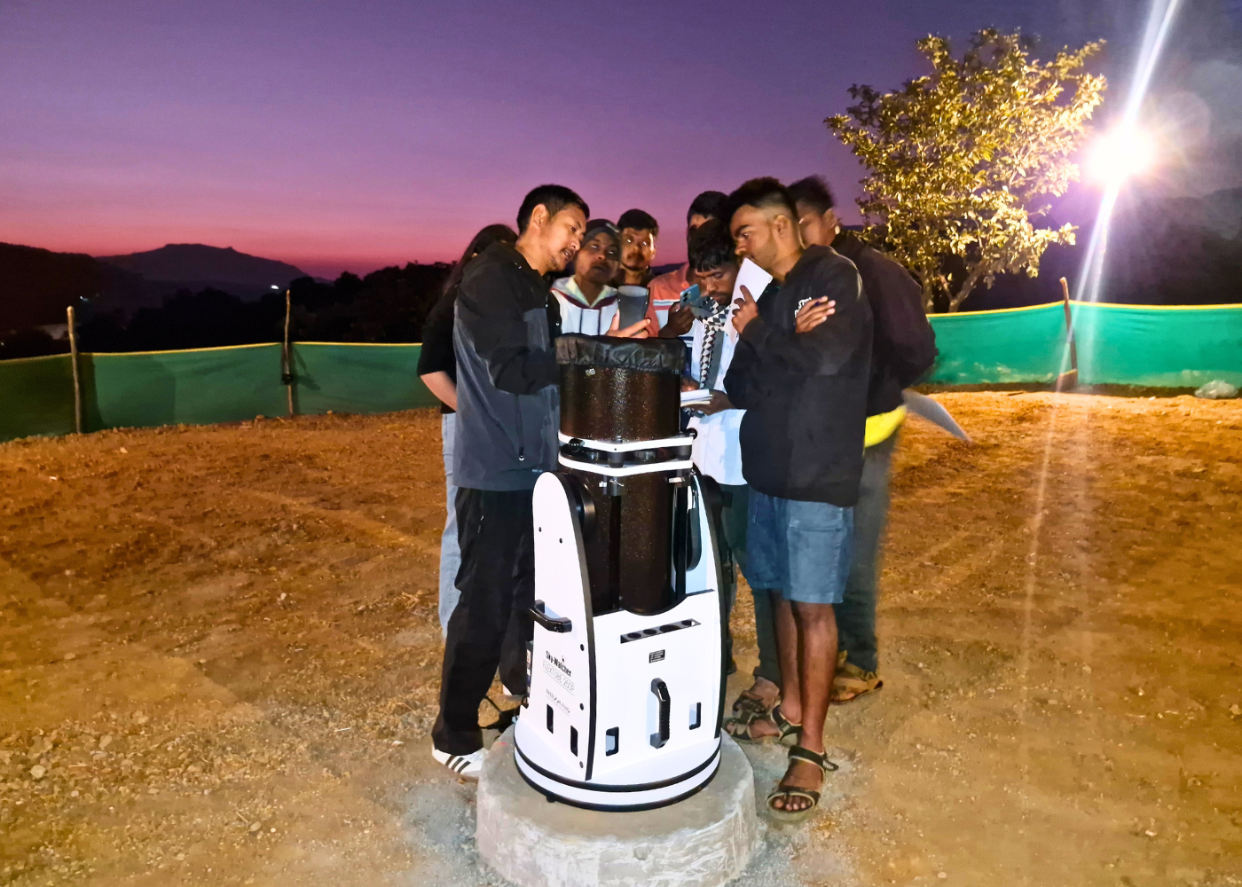 Trainer guiding participants to align the telescope towards the planets